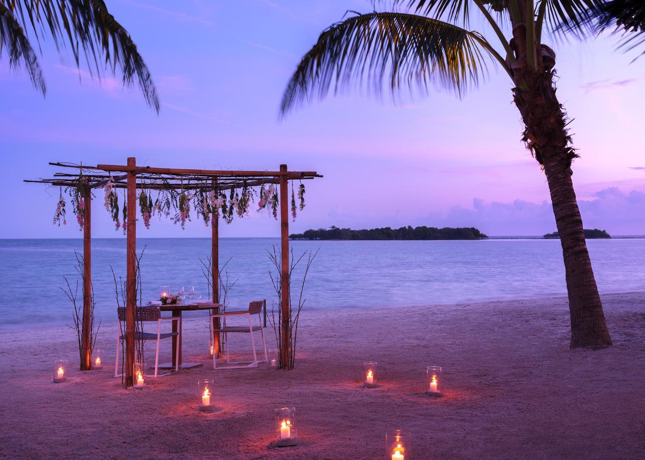 Sala Samui Chaweng Beach Resort Esterno foto Beachfront dining at the resort